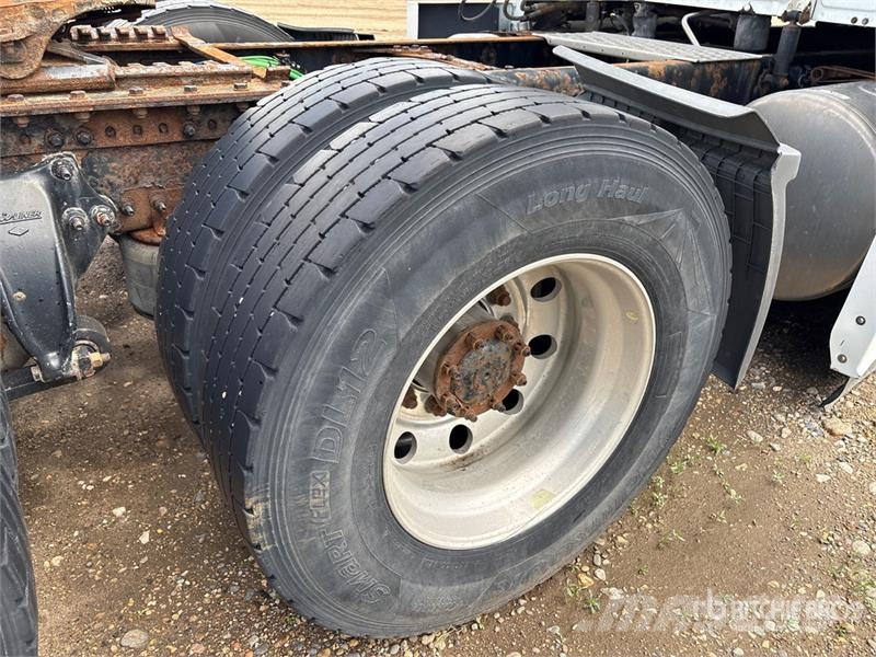 Freightliner Cascadia 126 6x4 T/A Sleeper Truck Tractor Тягачі