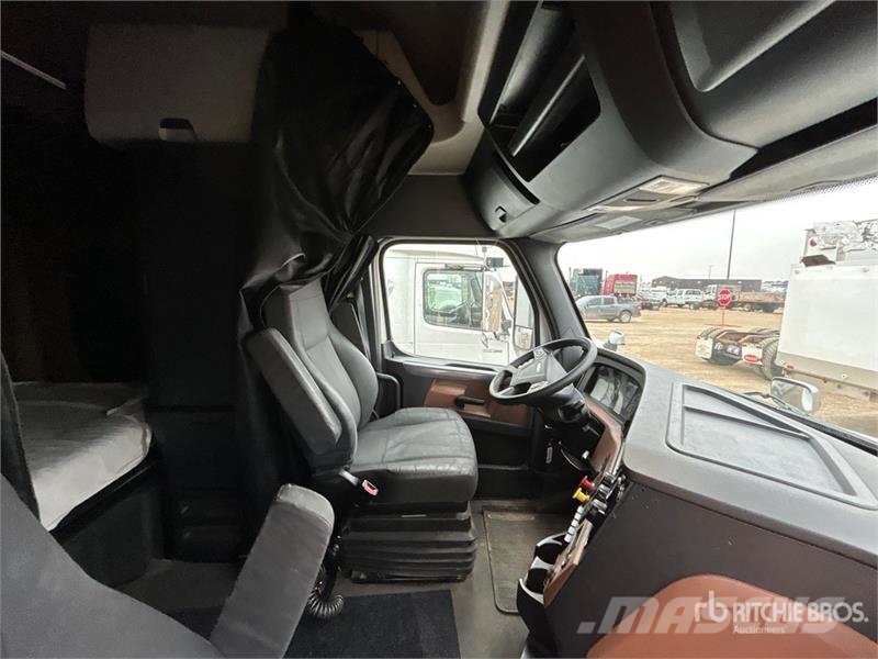 Freightliner Cascadia 126 6x4 T/A Sleeper Truck Tractor Truck Tractor Units