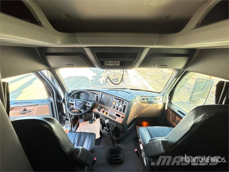 Freightliner Cascadia 126 T/A Sleeper Truck Tractor Влекачи