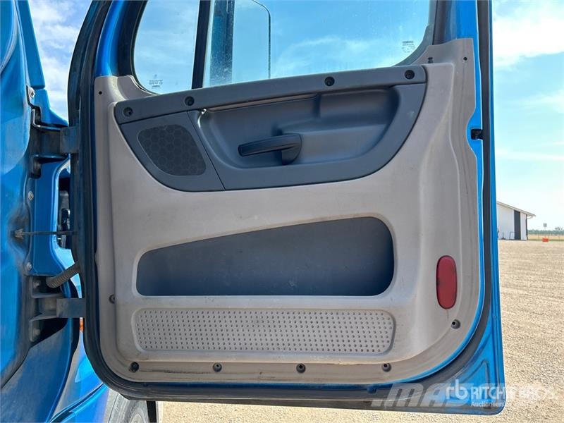 Freightliner Cascadia 125 6x4 T/A Sleeper Truck Tractor Седельные тягачи