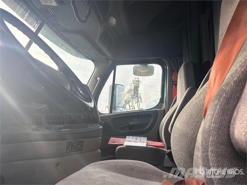 Freightliner Cascadia 125 6x4 T/A Sleeper Truck Tractor (Inoper Motrici e Trattori Stradali