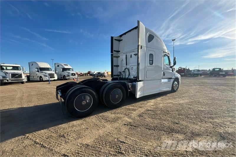 Freightliner Cascadia 6x4 T/A Sleeper Truck Tractor Trekkers