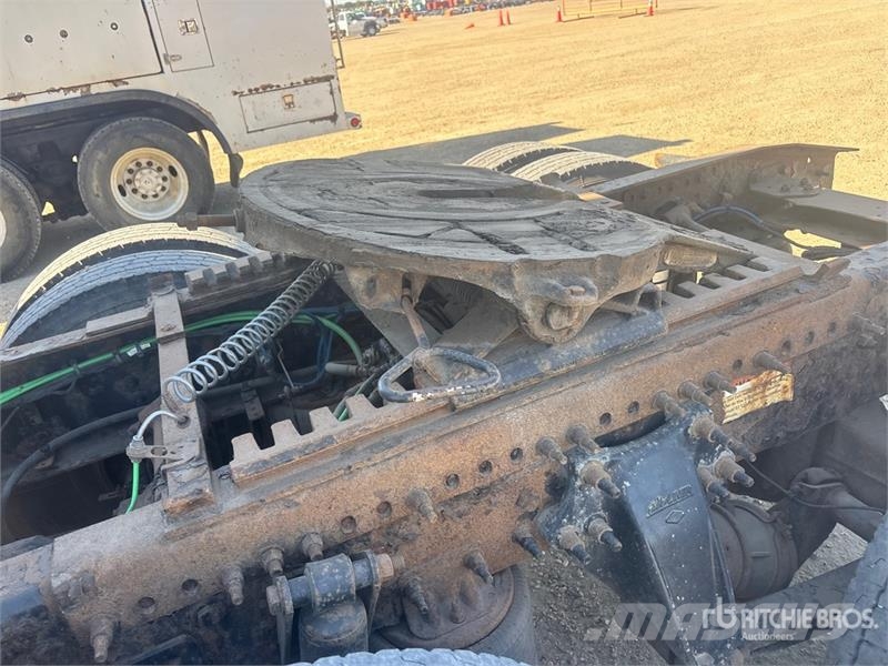 Freightliner Cascadia 126 6x4 T/A Sleeper Truck Tractor Тягачі