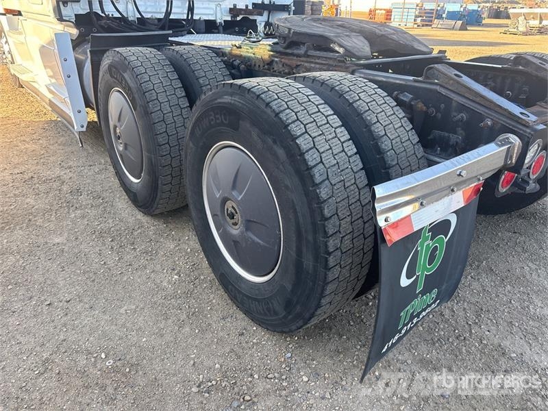 Freightliner Cascadia 6x4 T/A Sleeper Truck Tractor Trekkers