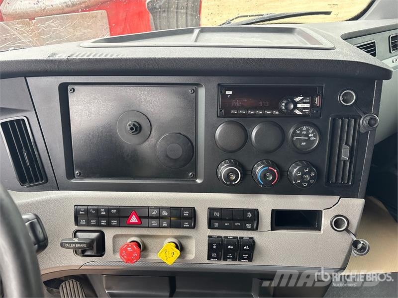 Freightliner Cascadia 126 6x4 T/A Sleeper Truck Tractor Vetopöytäautot