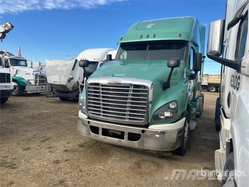 Freightliner Cascadia 125 6x4 T/A Sleeper Truck Tractor (Inoper Motrici e Trattori Stradali