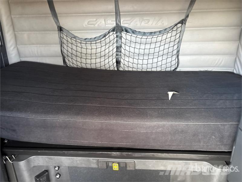 Freightliner Cascadia 126 6x4 T/A Sleeper Truck Tractor Sattelzugmaschinen