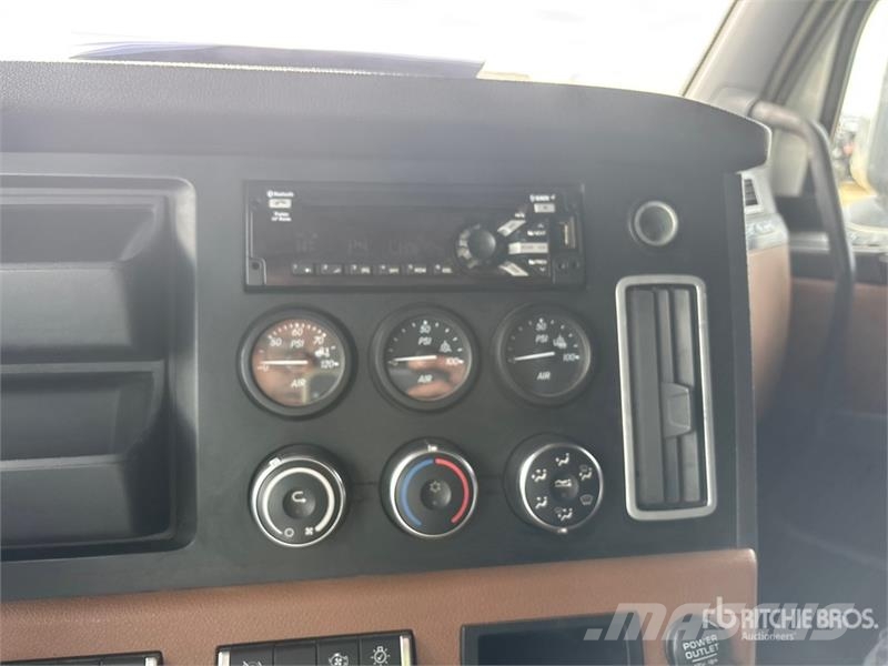 Freightliner Cascadia 126 6x4 T/A Sleeper Truck Tractor Cabezas tractoras