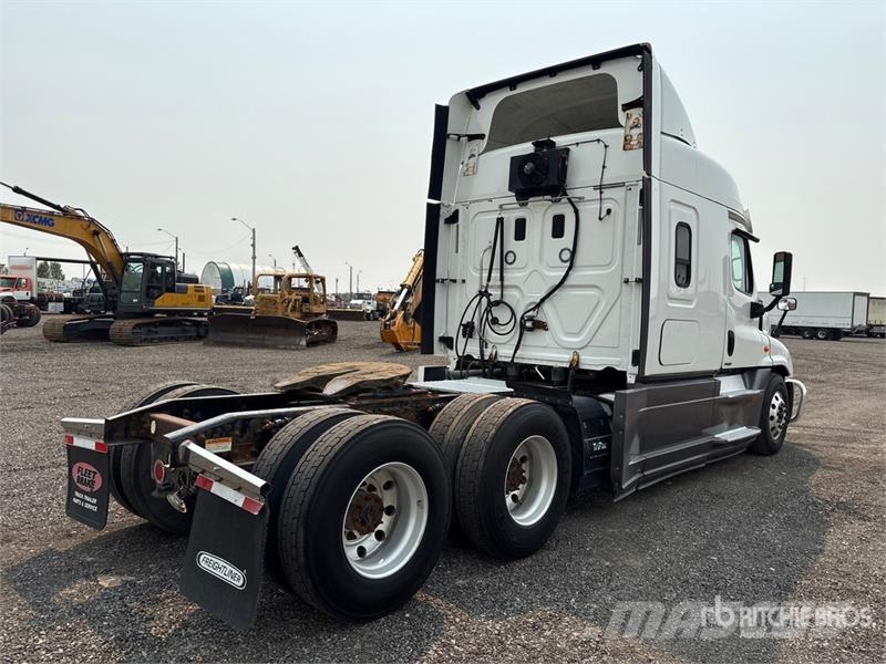 Freightliner Cascadia 125 6x4 T/A Sleeper Truck Tractor Vetopöytäautot
