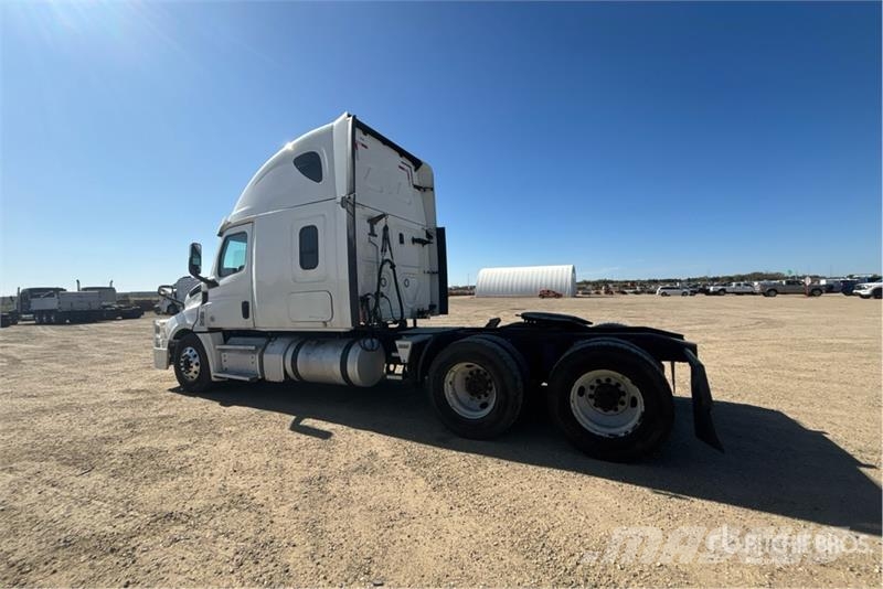 Freightliner Cascadia 126 6x4 T/A Sleeper Truck Tractor Тягачі