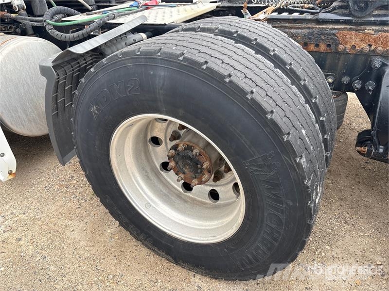 Freightliner Cascadia 6x4 T/A Sleeper Truck Tractor (Inoperable Cabezas tractoras