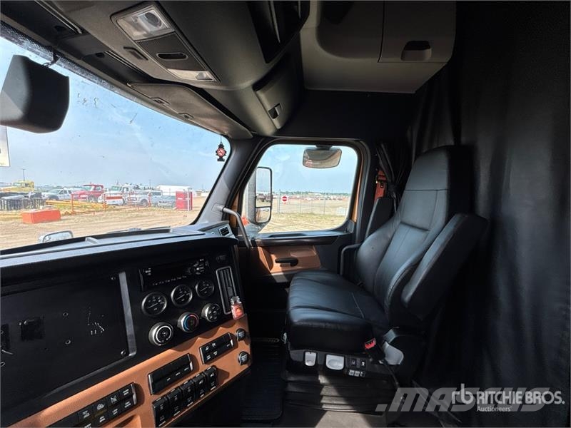 Freightliner Cascadia 126 6x4 T/A Sleeper Truck Tractor (Inoper Motrici e Trattori Stradali