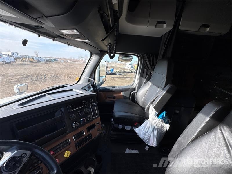 Freightliner Cascadia 126 6x4 T/A Sleeper Truck Tractor Camiones tractor