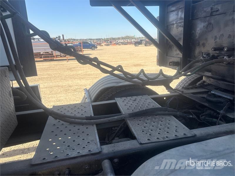 Freightliner Cascadia 125 6x4 Sleeper Car Carrier Truck Autotransporteri