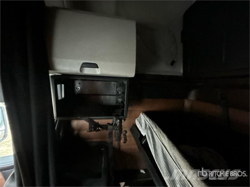 Freightliner Cascadia 126 6x4 T/A Sleeper Truck Tractor (Inoper وحدات الجر