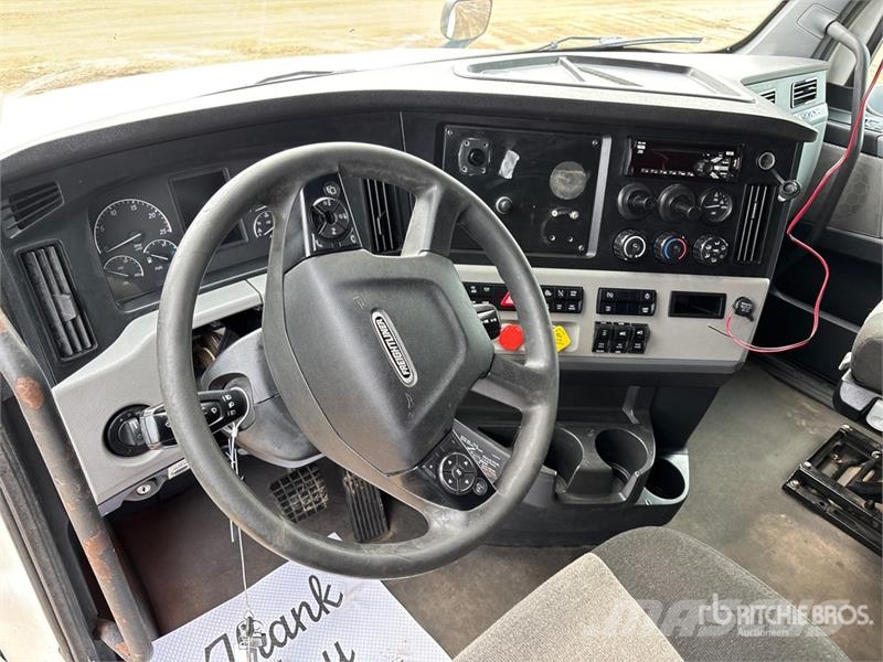 Freightliner Cascadia 126 6x4 T/A Sleeper Truck Tractor Tegljači