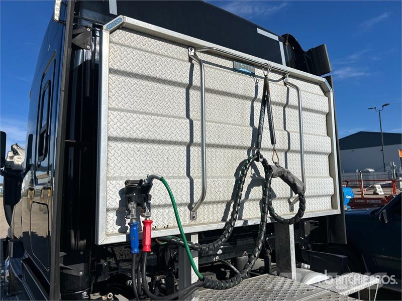 Freightliner Cascadia 126 6x4 T/A Sleeper Truck Tractor Седельные тягачи
