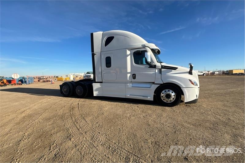 Freightliner Cascadia 6x4 T/A Sleeper Truck Tractor Trekkers