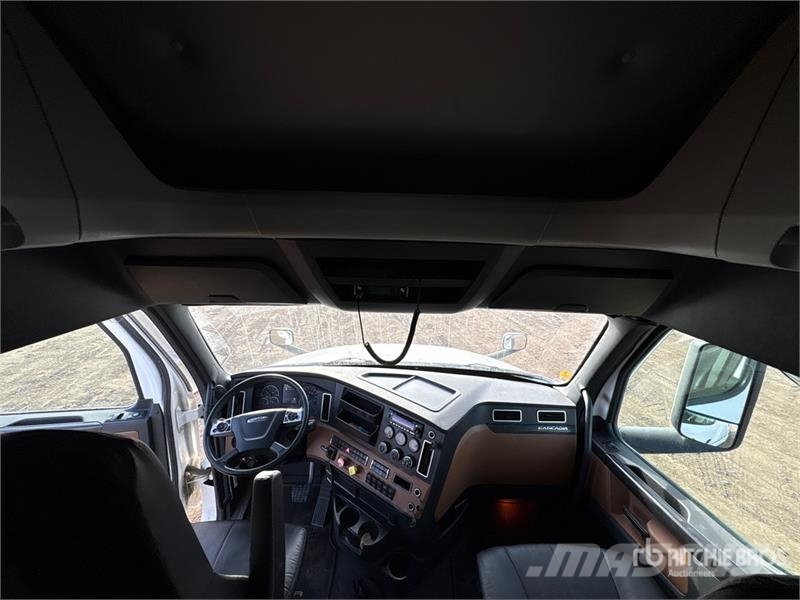 Freightliner Cascadia 126 6x4 T/A Sleeper Truck Tractor Camiones tractor