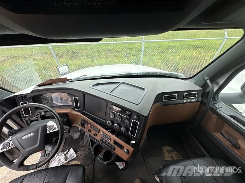 Freightliner Cascadia 6x4 T/A Sleeper Truck Tractor (Inoperable Cabezas tractoras