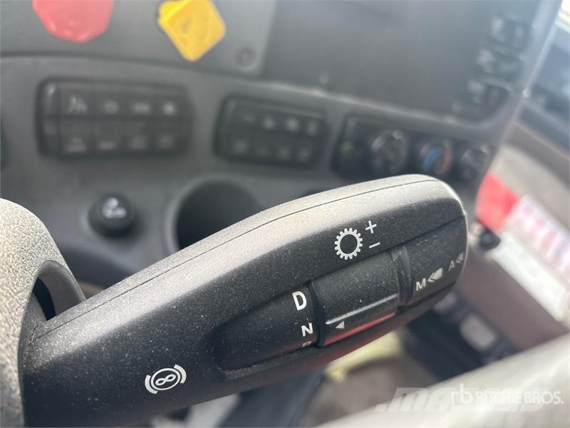 Freightliner Cascadia 125 6x4 T/A Sleeper Truck Tractor (Inoper Motrici e Trattori Stradali