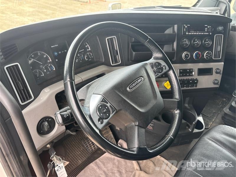 Freightliner Cascadia 126 6x4 T/A Sleeper Truck Tractor Dragbilar