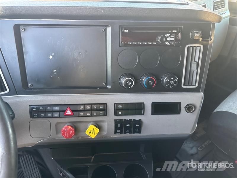 Freightliner Cascadia 6x4 T/A Sleeper Truck Tractor Traktorske jedinice