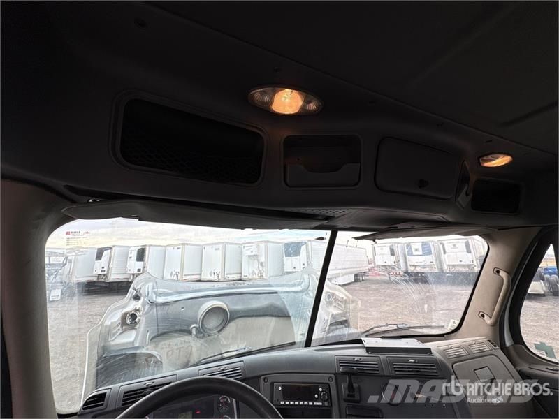 Freightliner Cascadia 4x2 S/A Day Cab Truck Tractor Тягачі