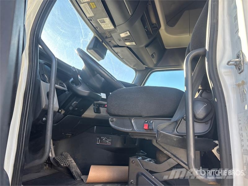 Freightliner Cascadia 6x4 T/A Sleeper Truck Tractor Tegljači