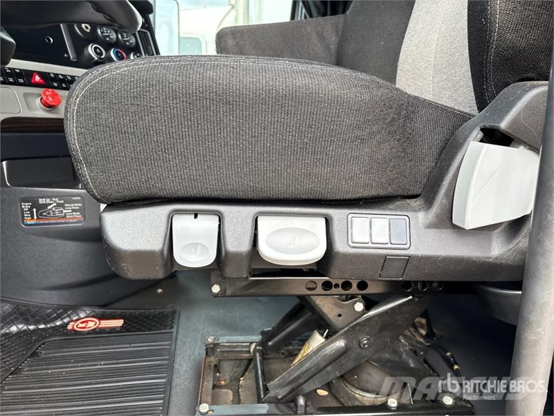 Freightliner Cascadia 126 6x4 T/A Sleeper Truck Tractor Sattelzugmaschinen