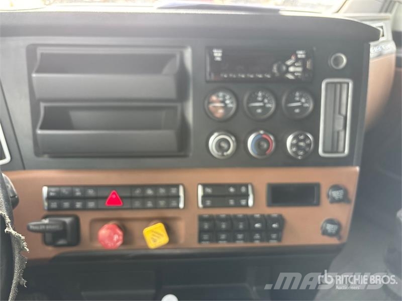 Freightliner Cascadia 126 6x4 T/A Sleeper Truck Tractor Cabezas tractoras