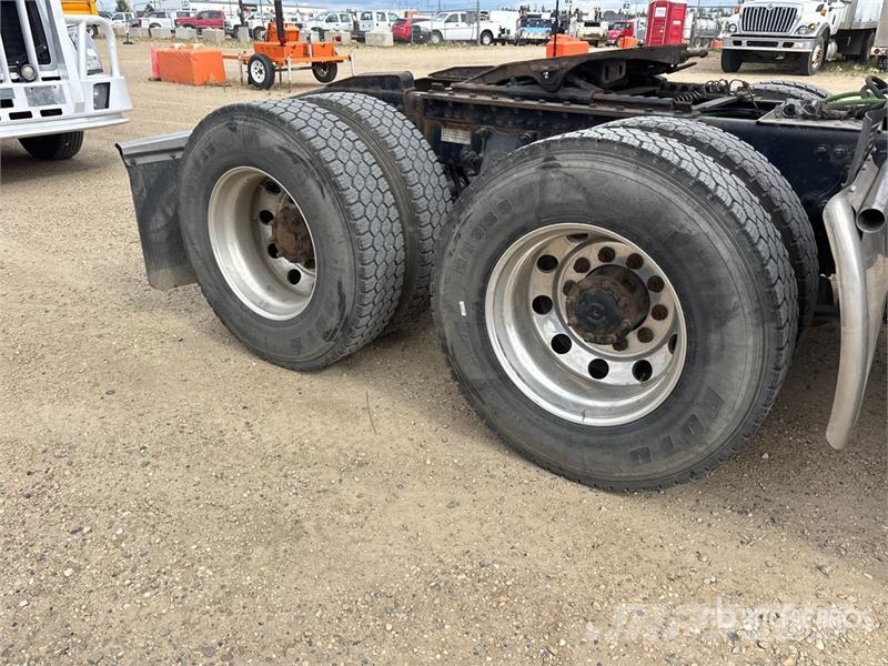 Freightliner Cascadia 126 6x4 T/A Sleeper Truck Tractor Cabezas tractoras