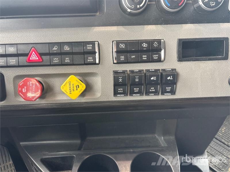 Freightliner Cascadia 126 6x4 T/A Sleeper Truck Tractor Dragbilar