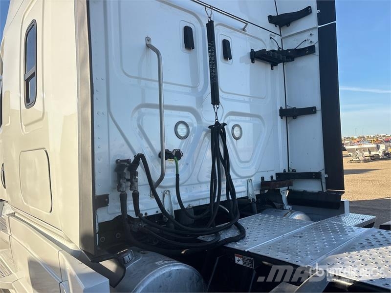 Freightliner Cascadia 6x4 T/A Sleeper Truck Tractor Trekkers