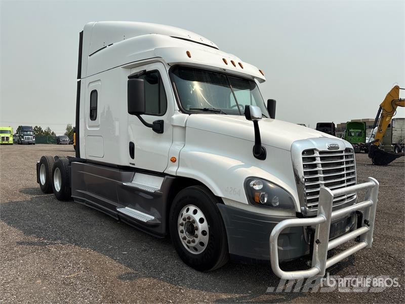 Freightliner Cascadia 125 6x4 T/A Sleeper Truck Tractor Vetopöytäautot