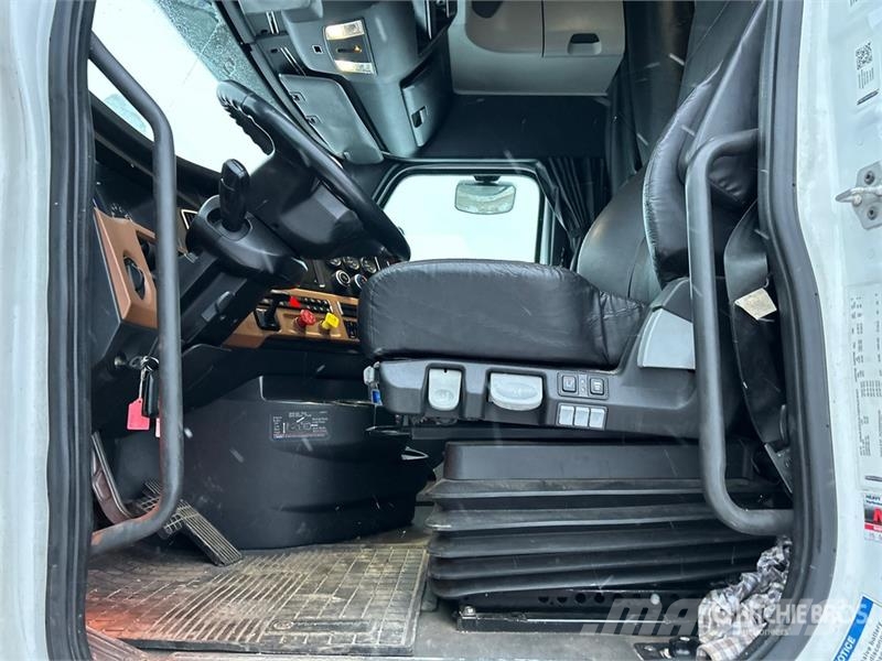 Freightliner Cascadia 126 6x4 T/A Sleeper Truck Tractor Naudoti vilkikai