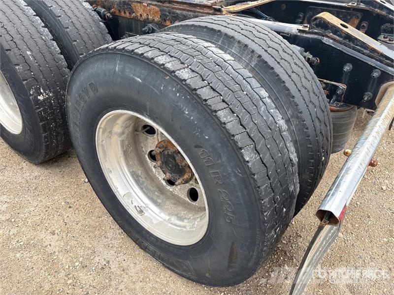 Freightliner Cascadia 6x4 T/A Sleeper Truck Tractor (Inoperable Cabezas tractoras
