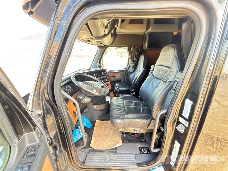 Freightliner Cascadia 126 6x4 T/A Sleeper Truck Tractor Седельные тягачи