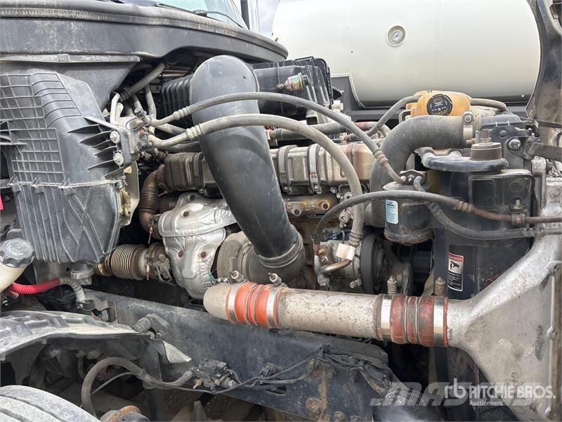 Freightliner Cascadia 126 6x4 T/A Sleeper Truck Tractor Cabezas tractoras