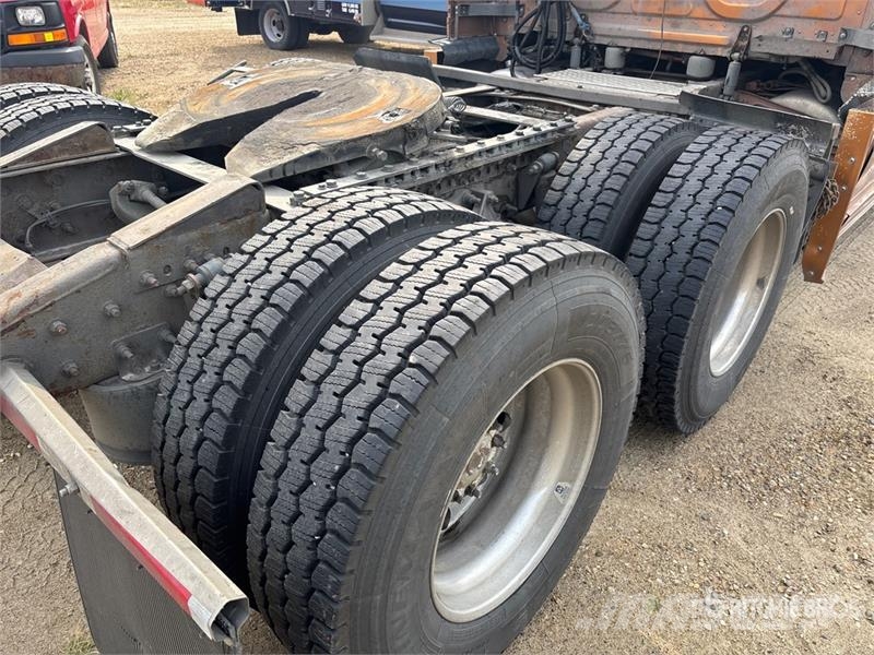 Freightliner Cascadia 126 6x4 T/A Sleeper Truck Tractor (Inoper Motrici e Trattori Stradali