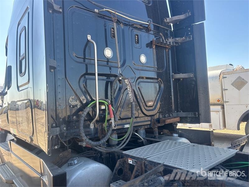 Freightliner Cascadia 126 6x4 T/A Sleeper Truck Tractor Тягачі