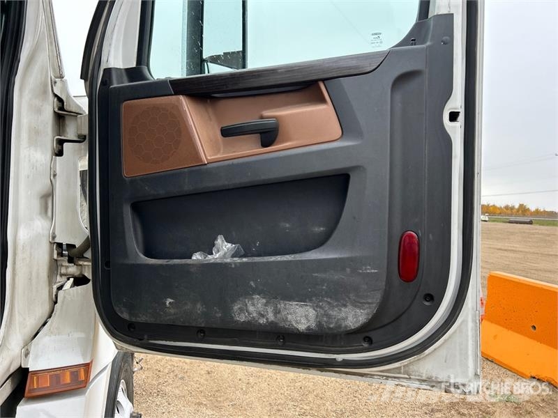 Freightliner Cascadia 126 6x4 T/A Sleeper Truck Tractor Tractor Units