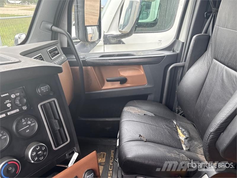 Freightliner Cascadia 6x4 T/A Sleeper Truck Tractor (Inoperable Cabezas tractoras