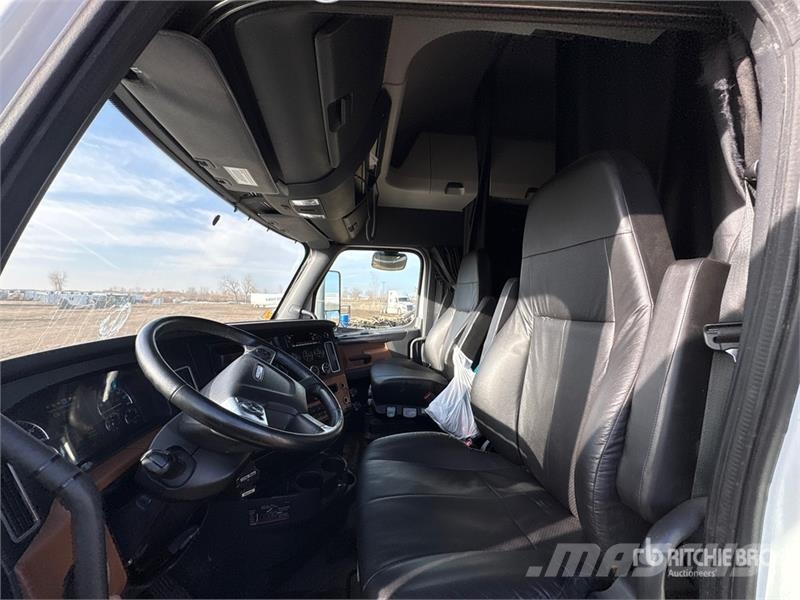 Freightliner Cascadia 126 6x4 T/A Sleeper Truck Tractor Camiones tractor
