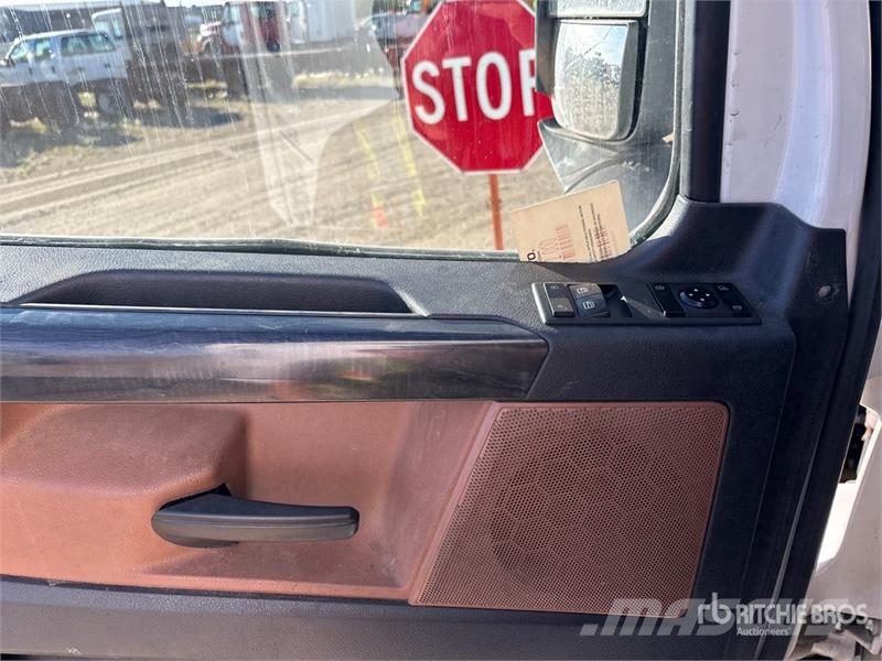 Freightliner Cascadia 126 6x4 T/A Sleeper Truck Tractor (Inoper Tegljači