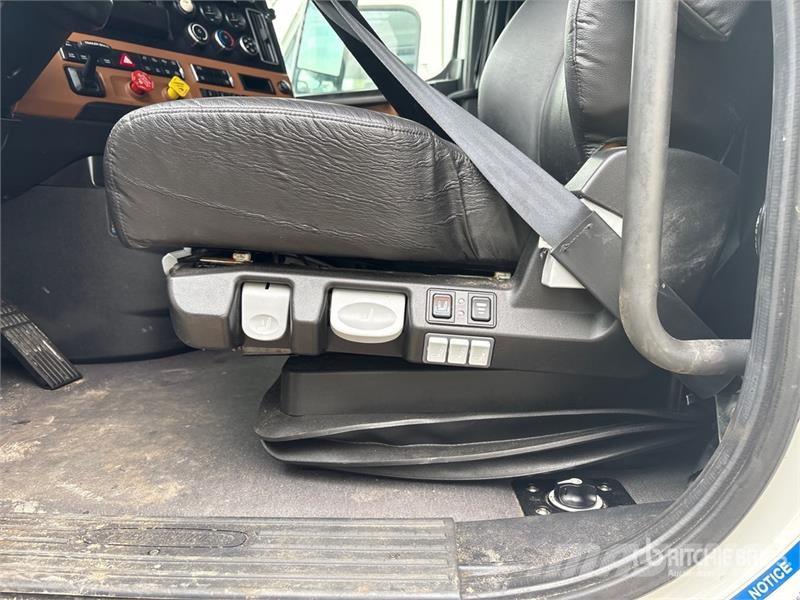 Freightliner Cascadia 6x4 T/A Sleeper Truck Tractor (Inoperable Cabezas tractoras