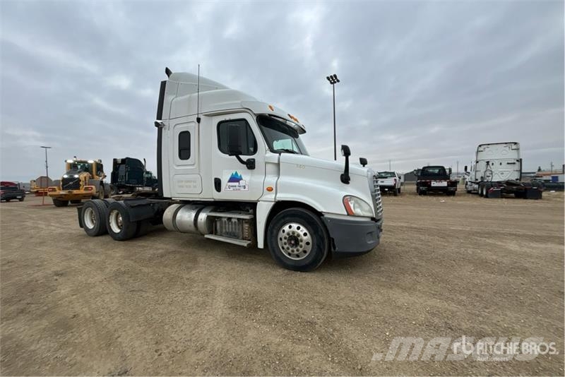 Freightliner Cascadia 125 6x4 T/A Sleeper Truck Tractor Vlačilci