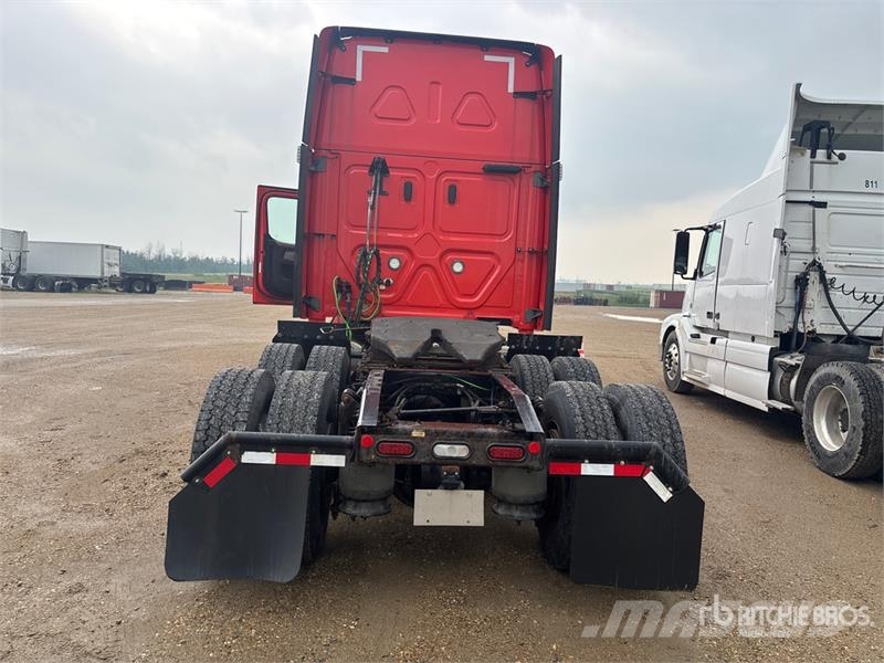 Freightliner Cascadia 126 6x4 T/A Sleeper Truck Tractor Vetopöytäautot