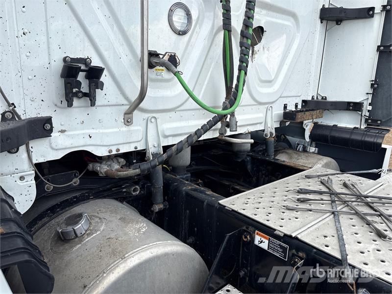 Freightliner Cascadia 126 6x4 T/A Sleeper Truck Tractor Camiones tractor