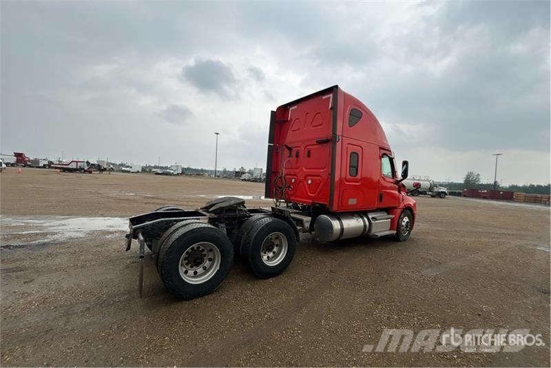 Freightliner Cascadia 126 6x4 T/A Sleeper Truck Tractor Vetopöytäautot
